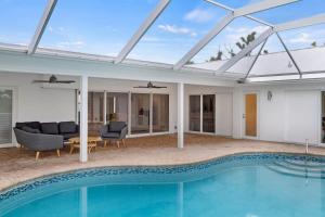 萨尼贝尔Sanibel Serenity- NEW Gorgeous Near Beach Villa with Pool的一座带游泳池和庭院的房子