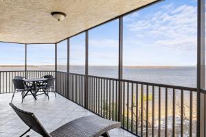 迈尔斯堡Stunning Waterfront Residence with Panoramic Water Views的一个带桌椅的海景阳台