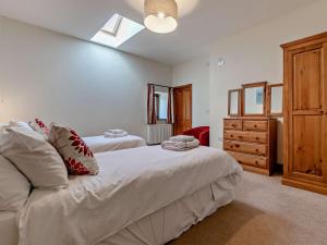 Wendron2 Bed in Helston ROSEB的一间带两张床和梳妆台的卧室