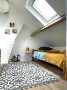 Chennevières-sur-MarneSara Home的一间卧室设有一张床和一个窗口