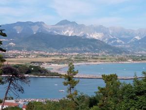 阿梅利亚Appartamenti Fiumaretta MT 200 dalla spiaggia的享有以山脉为背景的湖泊美景