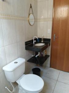 卡达斯诺瓦斯Casa primavera caldas novas的浴室配有白色卫生间和盥洗盆。