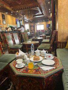 突尼斯Hotel Transatlantique Tunis的餐厅的餐桌上放着盘子