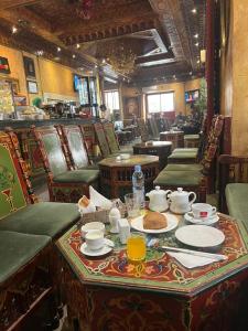 突尼斯Hotel Transatlantique Tunis的用餐室配有餐桌和食物