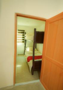 安曼Petra bods inn的一间小房间,配有双层床和一扇门