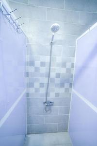 安曼Petra bods inn的浴室内配有淋浴和头顶淋浴