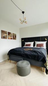 哥本哈根ApartmentInCopenhagen Apartment 1613的一间卧室配有一张带黑色棉被的床