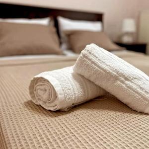 塞萨洛尼基Studio Luxury Maria Xoulia的床上的白色毛巾