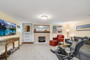 丹佛Cozy & Spacious Apartment Steps From Regis的带沙发和壁炉的客厅
