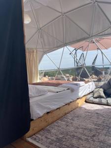 拉多维奇Glamping ROSE (Luštica Bay)的海景帐篷内的一张床位