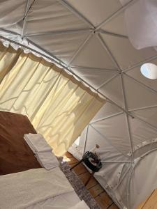 拉多维奇Glamping ROSE (Luštica Bay)的一间帐篷间,里面配有一张床