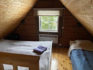 KiidjärveTiku Holiday Homes的小木屋内一间卧室,配有两张床