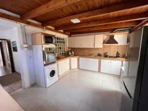 厄尔梅达诺Integral Coliving Surf Yoga House的厨房配有白色冰箱和炉灶。