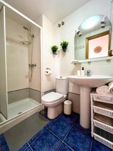卡莱塔德贝莱斯Casa Baviera Golf & Beach的浴室配有卫生间、盥洗盆和淋浴。