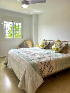 卡莱塔德贝莱斯Casa Baviera Golf & Beach的一间卧室设有一张大床和一个窗户。