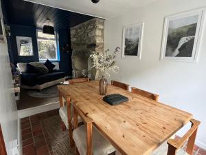 DinorwicTerfyn Cottage的一间带木桌和沙发的用餐室