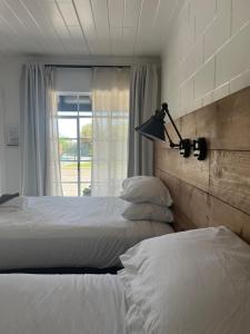 雷德布拉夫Triangle Motel的一间卧室设有两张单人床和一个窗户。