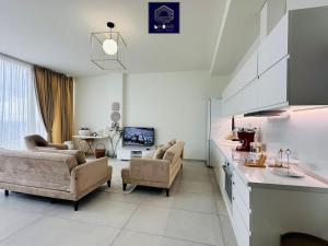 希马拉NaDar Luxury House - Green Coast的一间带两张沙发的厨房和一间客厅