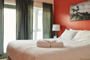 怀特霍斯NN - The Kit - Downtown 1-bed 1-bath的卧室配有一张白色大床和红色的墙壁