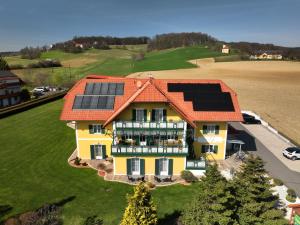 Unterlamm盖尼特蒙格鲁克酒店的屋顶上设有太阳能电池板的房子