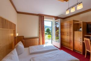 Unterlamm盖尼特蒙格鲁克酒店的酒店客房设有一张床和一个大窗户
