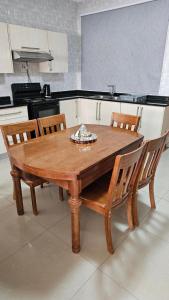 KitweArtem Apartments - Apartment 1的厨房里配有一张木桌和椅子
