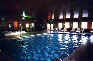 伊格尔里弗飞鹰河旅馆及度假酒店的大楼内带椅子的大型游泳池