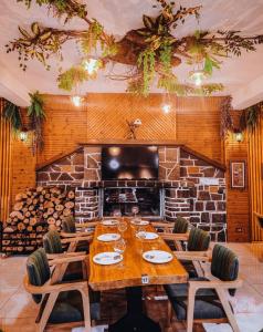 都拉斯Aromë natyre by AlaraFarm的一间带桌子和壁炉的用餐室