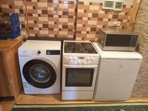 亚列姆切Садиба "Три Царі"的厨房配有洗衣机和微波炉。