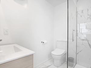 基督城Central Convenience on Armagh的白色的浴室设有卫生间和淋浴。