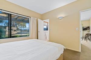 Albert TownDublin Downs的一间卧室设有一张大床和一个大窗户