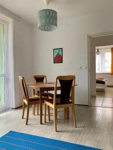 柏林威尔玛之家酒店的一间带木桌和椅子的用餐室