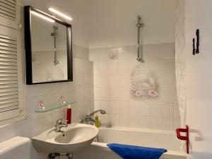 柏林威尔玛之家酒店的白色的浴室设有水槽和浴缸。