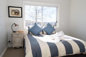 BorenoreWindera - Escape to the Country Sleeps 10的一间卧室配有一张带蓝色和白色枕头的床