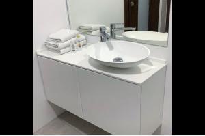 伊佐拉Apartments Artemus Karliva的白色的浴室设有水槽和镜子
