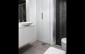 伊佐拉Apartments Artemus Karliva的浴室配有卫生间、盥洗盆和淋浴。