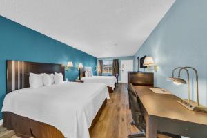 卡森市卡森城戴斯酒店的酒店客房配有两张床和一张书桌
