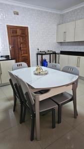 KitweArtem Apartments - Apartment 2的厨房里配有白色的桌椅