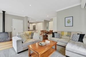奥兰治Kinross Cottage Close to CBD Comfy & Convenient的客厅配有两张沙发和一张咖啡桌