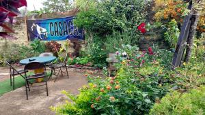 康塞普西翁德阿塔科Casaca的花园配有桌椅和鲜花