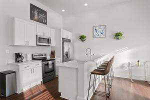 新奥尔良Modern pristine stunning 2BD Garden District Apt的厨房配有白色橱柜和台面