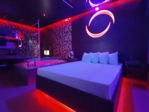 索罗卡巴Prestige Motel 2的一间卧室设有一张大床和一个浴缸