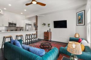 新奥尔良Stylish 2-Bedroom Apartment in Garden District的客厅配有2张蓝色的沙发和1张桌子