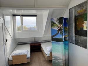 奈梅亨Studio met eigen badkamer en eigen keuken的小型客房 - 带2张床和窗户