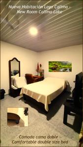 DariénHabitación Nueva en Darien (Lago Calima) / New Room in Darien (Calima Lake)的酒店客房,设有两张床和镜子