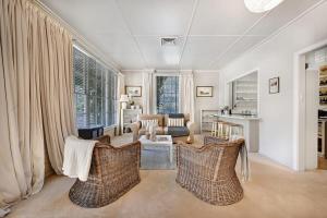 奥兰治The Garden Flat - Mayfield Vineyard Orange的客厅配有藤椅和沙发
