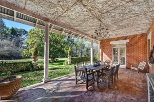 奥兰治The Garden Flat - Mayfield Vineyard Orange的天井配有桌椅。