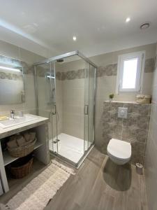 Petreto-BicchisanoVilla Piazzola的带淋浴、卫生间和盥洗盆的浴室
