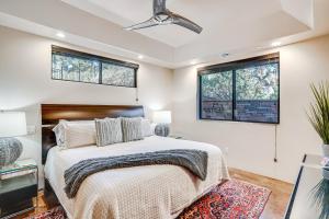 塞多纳Modern Sedona Guesthouse with Patio, Walk to Trails!的一间卧室设有一张床和两个窗户。