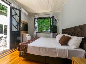 贝伦Hotel Filha do Cacique的一间卧室设有一张床和一个大窗户